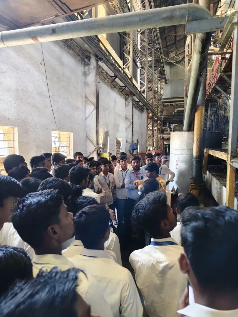 औद्योगिक सहलीद्वारे विद्यार्थ्यांना प्रत्यक्ष उद्योगज्ञानाचा अनुभव