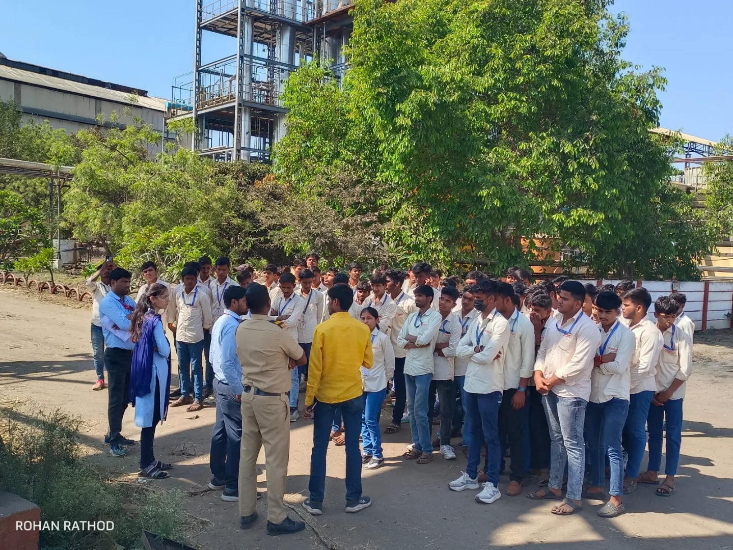 औद्योगिक सहलीद्वारे विद्यार्थ्यांना प्रत्यक्ष उद्योगज्ञानाचा अनुभव