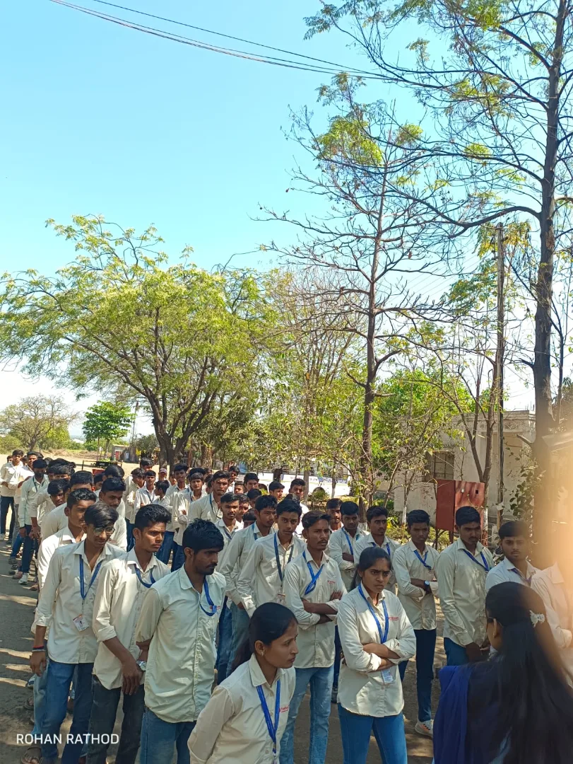 औद्योगिक सहलीद्वारे विद्यार्थ्यांना प्रत्यक्ष उद्योगज्ञानाचा अनुभव